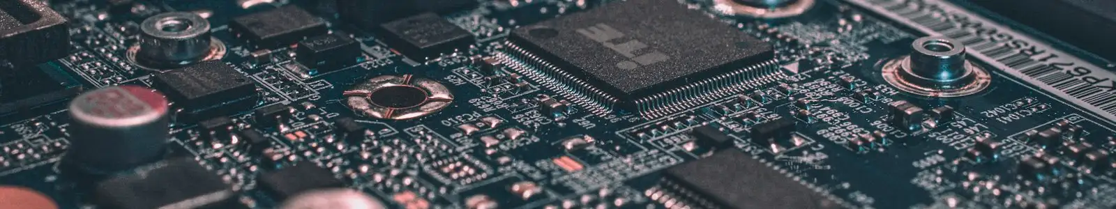 Placă electronică de televizor în timpul reparației